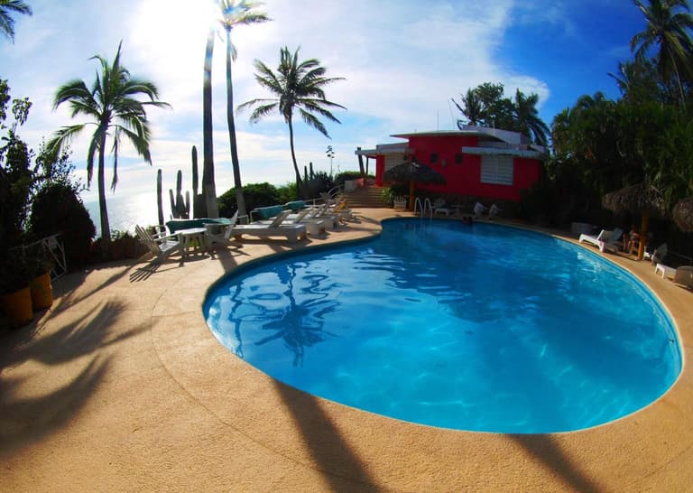 Hotel Flamingos — Alberca al atardecer