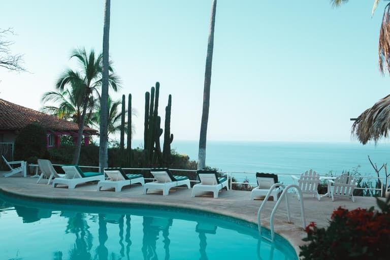 Hotel Flamingos — Alberca con vista al mar
