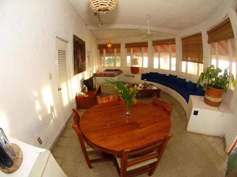 Hotel Flamingos — Sala con ventanales