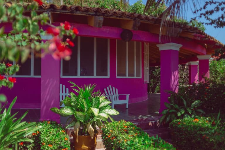 Hotel Flamingos — Fachada entre bugambilias